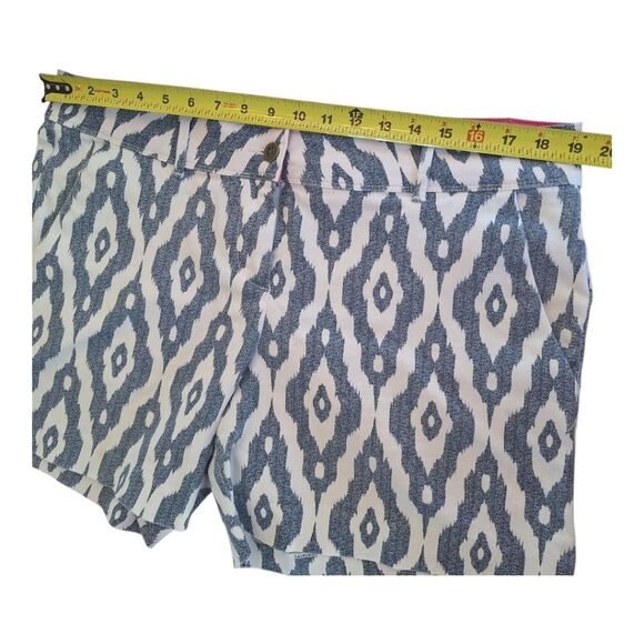 Isaac Mizrahi Tailored Short in Blue Ikat Print Women's size 14 - Picture 4 of 11